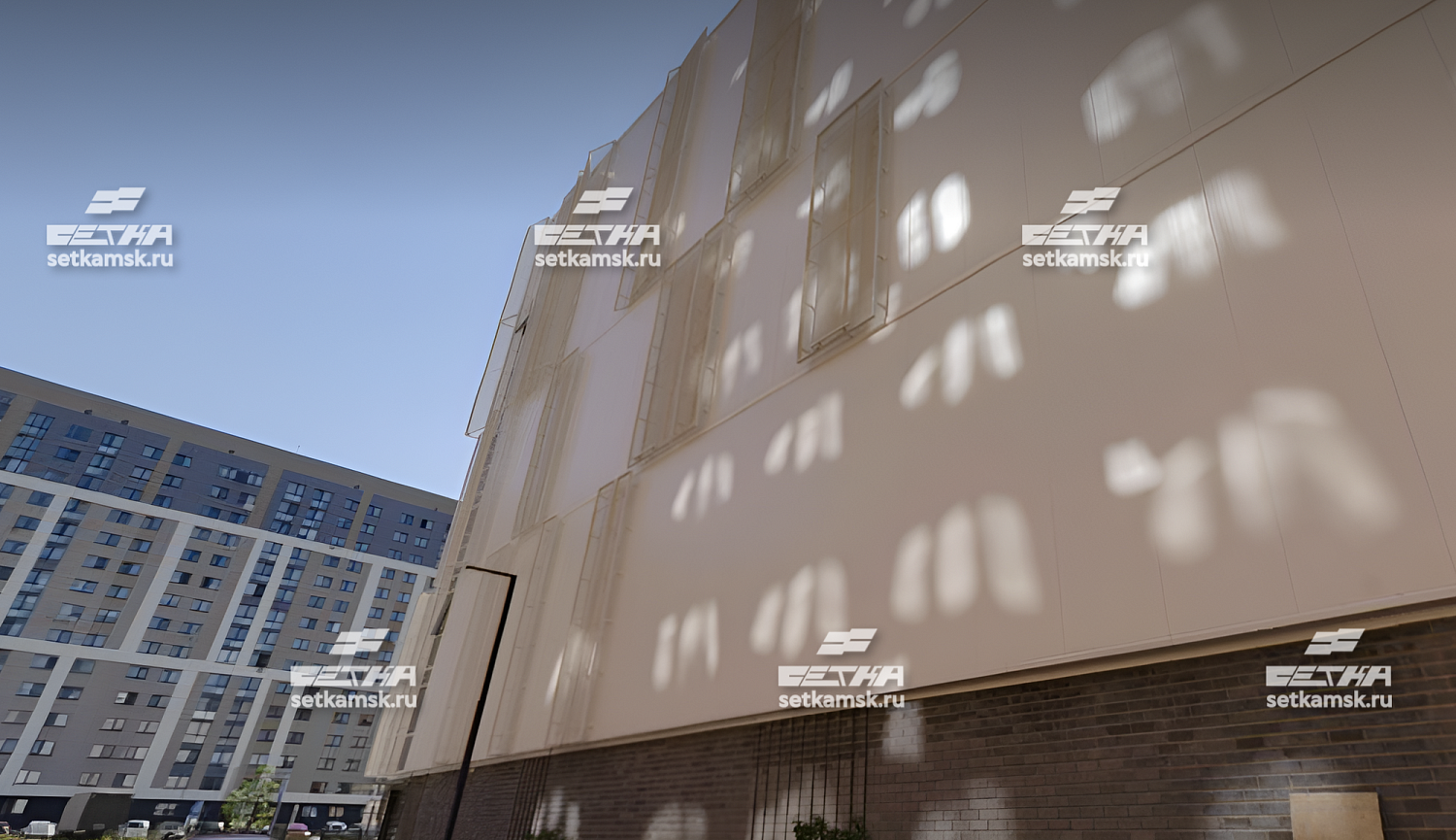 Проект.  Фасад многоуровневой автомобильной стоянки в Тюмени: 93х34х2х7 из алюминия